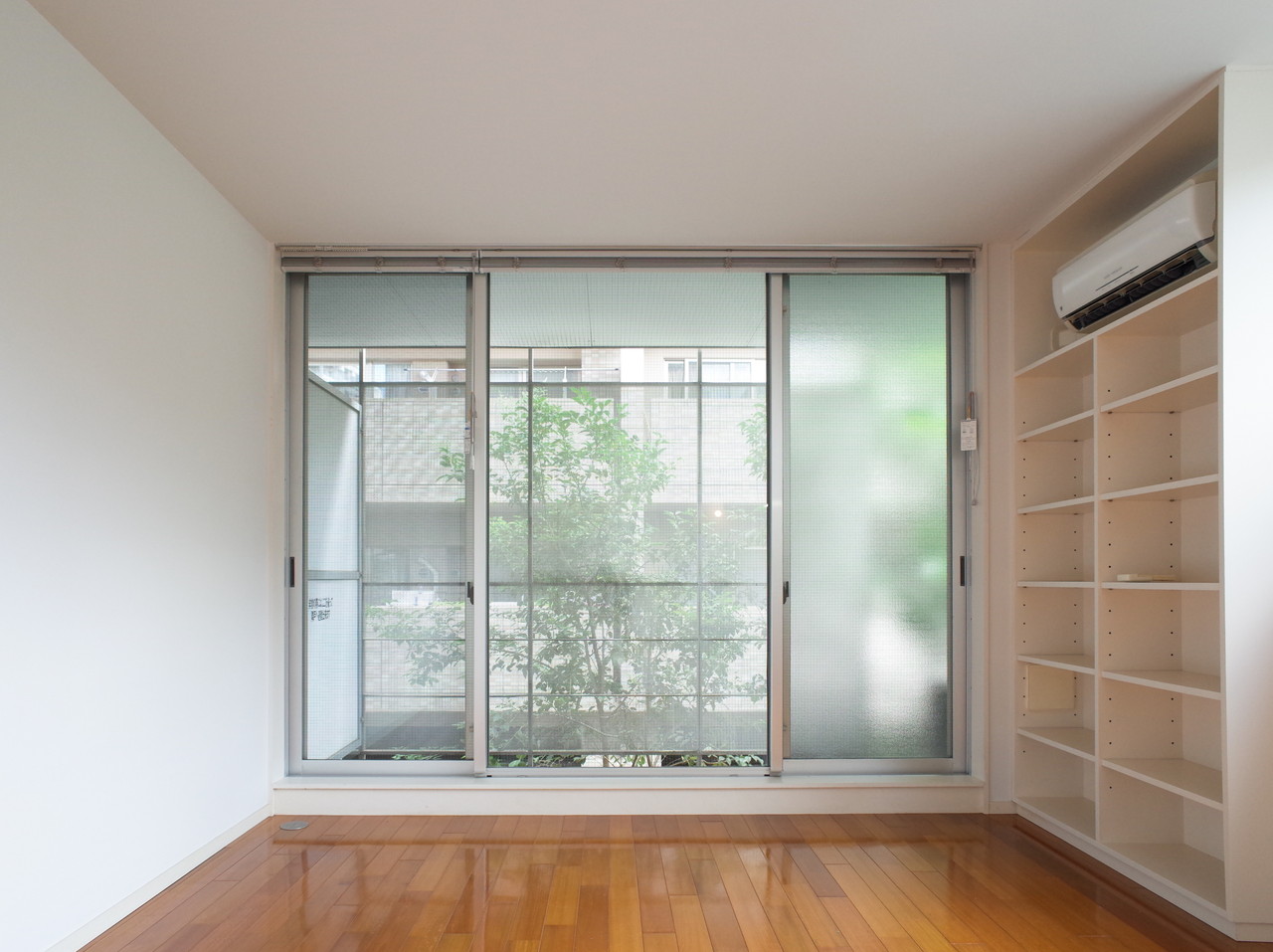 フラットカズン 303の写真1